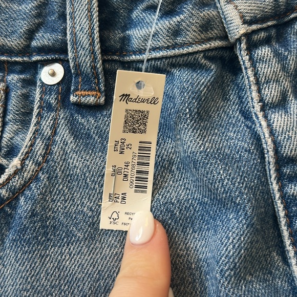 Madewell The Curvy Darted Barrel-Leg Jean in Dobbins Wash - Picture 9 of 10